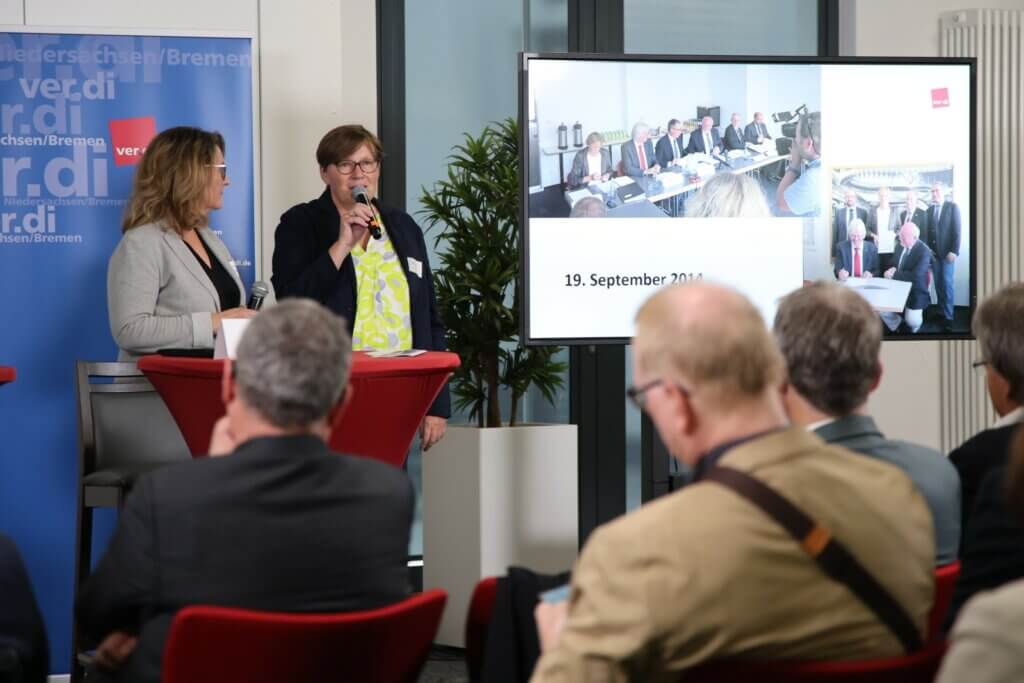 Silke Schrader (Geschäftsführerin DDN) und Annette Klausing (ver.di-Verhandlungsführerin) begrüßen die Anwesenden